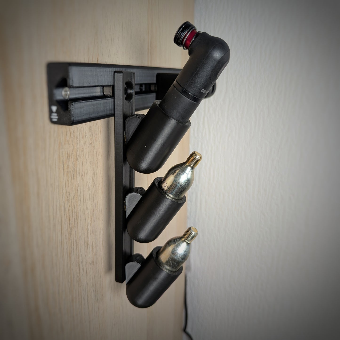 Kit rangement matériel vélo modulaire – Barre murale + 3 supports